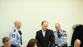 Breivik zasedl vedle svého obhájce.