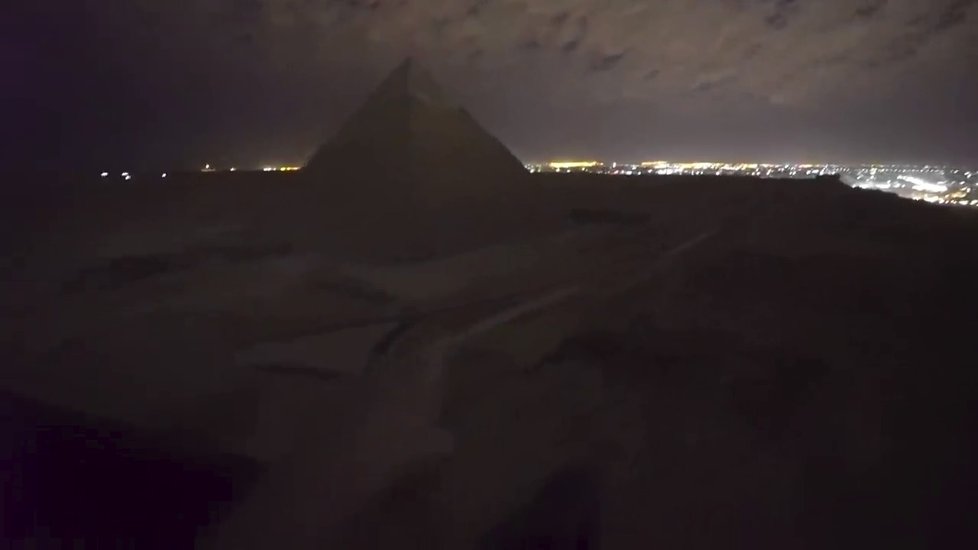 Turisté vyvrcholili na vrcholku pyramidy: Pořádně tím naštvali Egypťany!