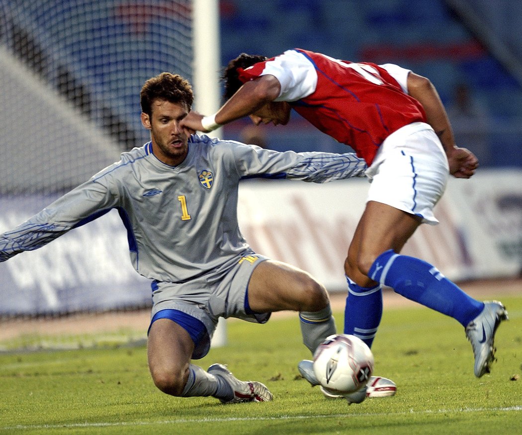 Brankář Švédska Andreas Isaksson je již v reprezentaci mnoho let, na snímku z roku 2005 vychytal Milana Baroše
