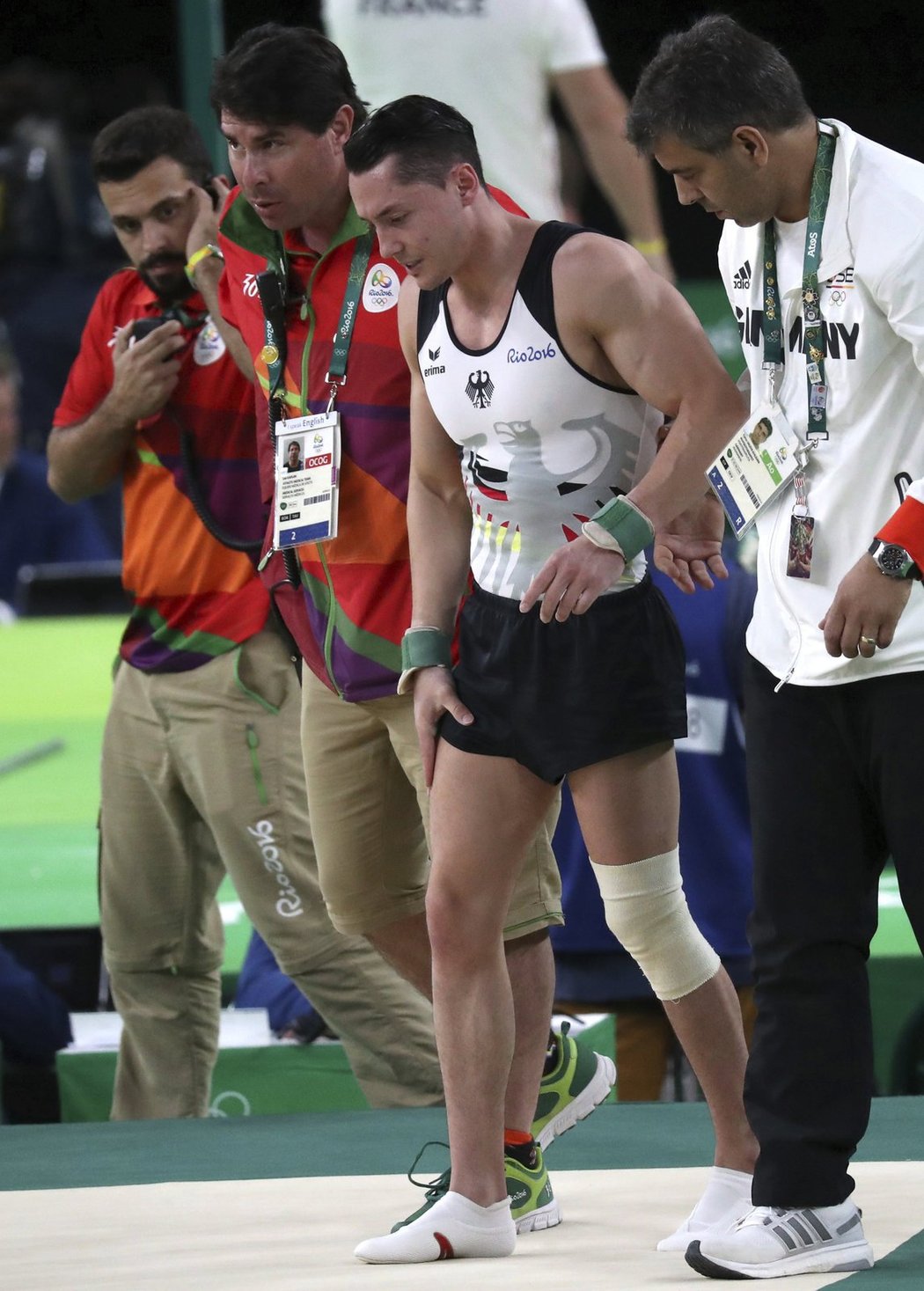 Německý gymnasta Andreas Toba opouští halu