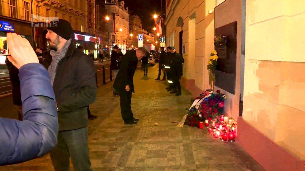 Andrej Babiš přišel na Národní třídu těsně po půlnoci 17.11.2018. A pak prý odjel za synem do Švýcarska.