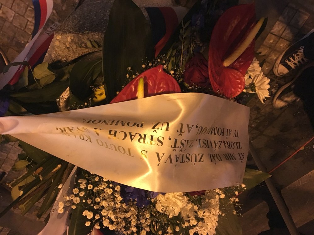 Květina od Andreje Babiše skončila na Národní třídě v koši
