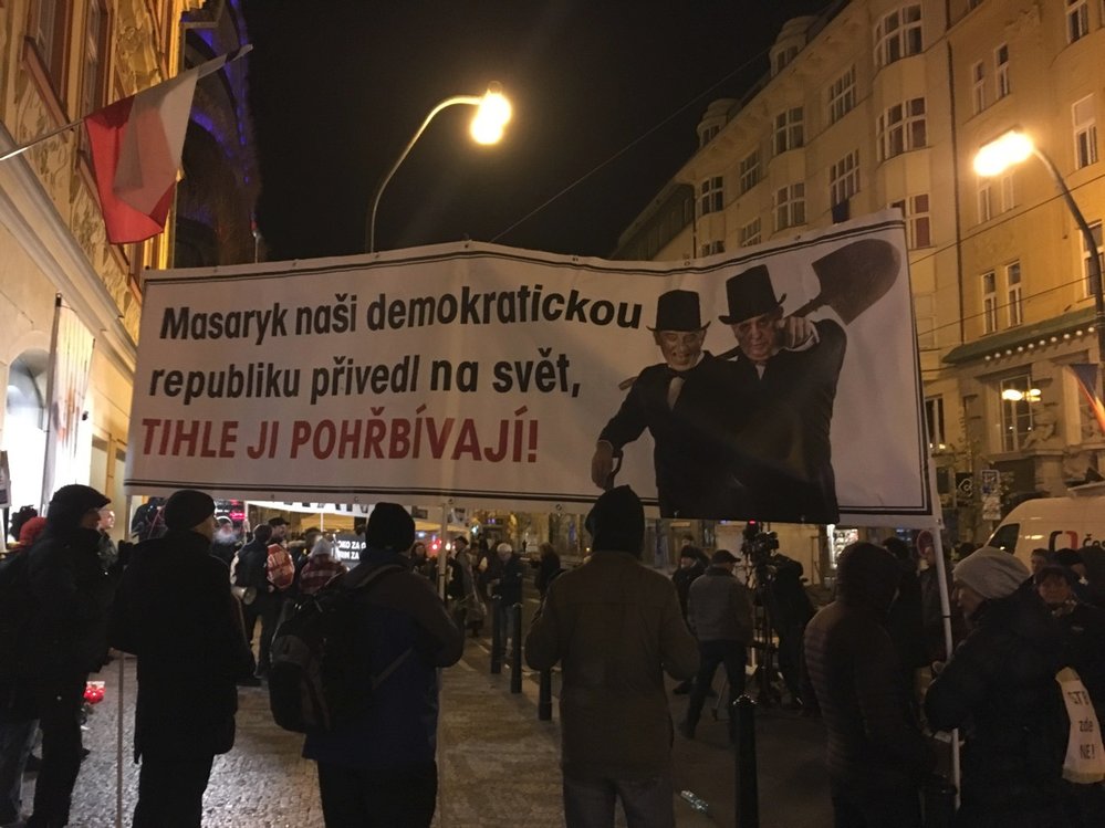 Proti Andreji Babišovi se na Národní třídě demonstrovalo 17. listopadu 2018 hned od brzkého rána