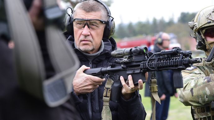 Ke schválení nové normy je třeba podpory hnutí ANO, jehož předseda a expremiér Andrej Babiš podobný zákon v roce 2019 prosazovat. Na snímku je na návštětě u 601. skupiny speciálních sil.