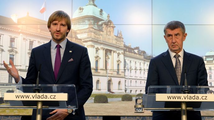 Ministr zdravotnictví Adam Vojtěch a premiér Andrej Babiš po jednání Bezpečnostní rady státu