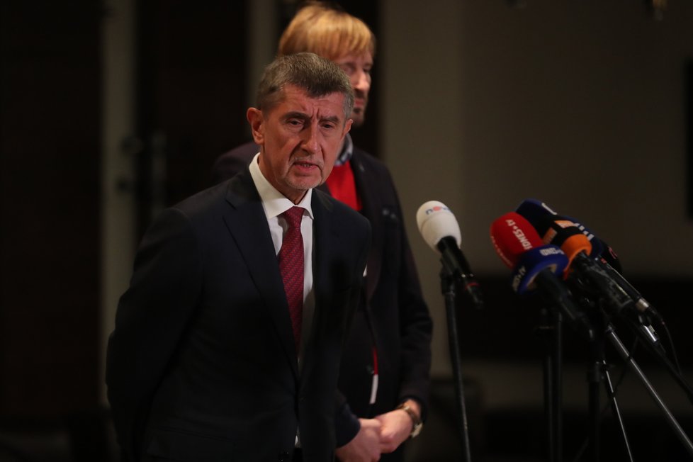 Premiér Andrej Babiš (ANO) a ministr zdravotnictví Adam Vojtěch (ANO) (v pozadí) na tiskové konferenci k příletu Čechů z Wu-chanu (3.2.2020)