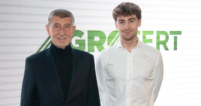 Andrej Babiš se synem Frederikem na vánočním večírku Agrofertu (prosinec 2025)