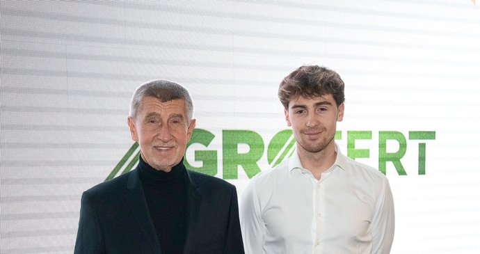Andrej Babiš se synem Frederikem na vánočním večírku Agrofertu (prosinec 2025)