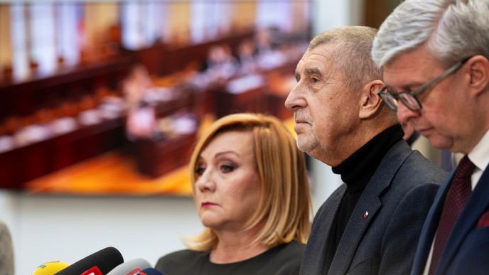 Andrej Babiš s Karlem Havlíčkem a Alenou Schillerovou ve Sněmovně (listopad 2025) Andrej Babiš s Karlem Havlíčkem a Alenou Schillerovou ve Sněmovně (listopad 2025)