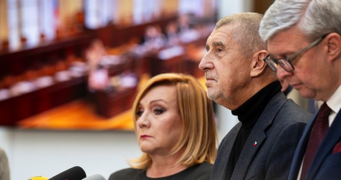 Andrej Babiš s Karlem Havlíčkem a Alenou Schillerovou ve Sněmovně (listopad 2025)