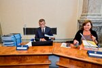 Premiér Andrej Babiš a ministryně financí Alena Schillerová před schůzí vlády (26. 8. 2019)