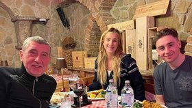 Andrej Babiš vyrazil s Vivien a Frederikem do Alp.