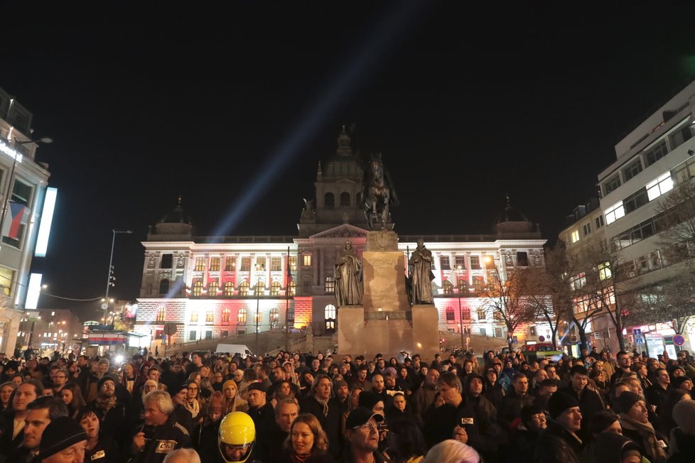 Protest proti Andreji Babišovi na Václavském náměstí v souvislosti s kauzou jeho syna Andreje juniora (15. 11. 2018)