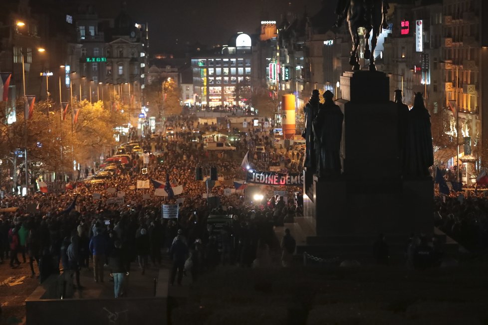 Protest proti Andreji Babišovi na Václavském náměstí v souvislosti s kauzou jeho syna Andreje juniora (15. 11. 2018)