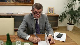 Andrej Babiš (ANO): „Chápu, že opozice má potřebu vyvolávat neustále spory, ale nechápu, že to chce ČSSD podporovat? Hlasují proti nám. Proč, když by ta vláda měla dopadnout.“