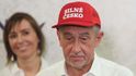 Andrej Babiš (ANO) s červenou čepicí Silné Česko, kterou okopíroval od Donalda Trumpa Andrej Babiš (ANO) s červenou čepicí Silné Česko, kterou okopíroval od Donalda Trumpa