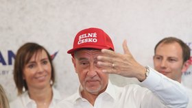 Andrej Babiš (AO) s červenou čepicí Silné Česko, kterou okopíroval od Donalda Trumpa