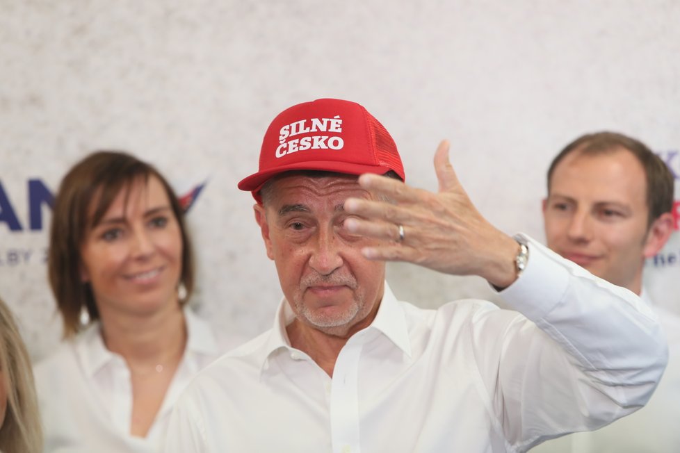Andrej Babiš (ANO) s červenou čepicí Silné Česko, kterou okopíroval od Donalda Trumpa.