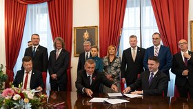 Andrej Babiš (ANO) během podpisu koaliční smlouvy s Motoristy a SPD (3.11.2025)