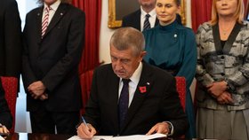 Andrej Babiš (ANO) během podpisu koaliční smlouvy s Motoristy a SPD (3.11.2025)