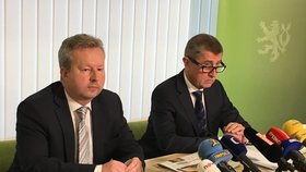 Andrej Babiš a ministr životního prostředí Richard Brabec (oba ANO) vystoupili na tiskovce k lithiu