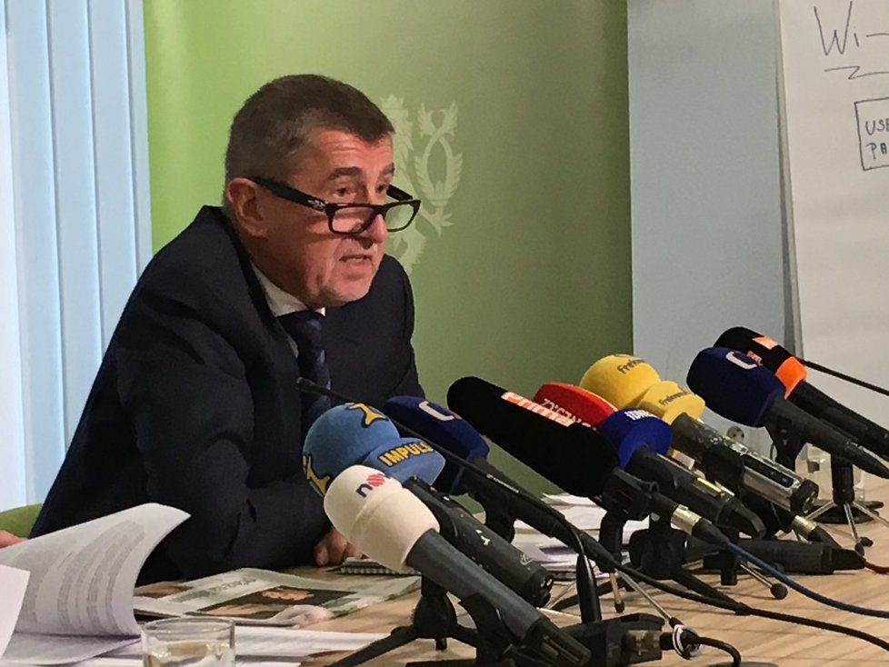 Andrej Babiš a ministr životního prostředí Richard Brabec (oba ANO) vystoupili na tiskovce k lithiu