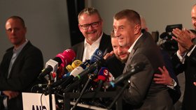 Andrej Babiš líbal na pódiu během vítězného projevu Moniku Babišovou i Marka Prchala