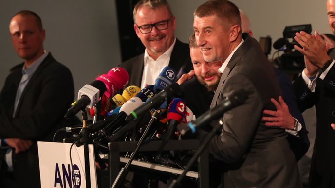 Andrej Babiš líbal na pódiu během vítězného projevu Moniku Babišovou i Marka Prchala