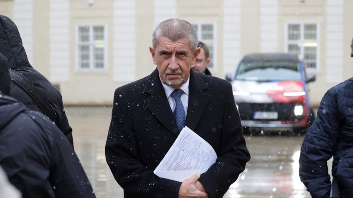 Andrej Babiš po schůzce s prezidentem Petrem Pavlem, kterému předal seznam kandidátů ANO, SPD a Motoristů na ministry (26. 11. 2025) Andrej Babiš po schůzce s prezidentem Petrem Pavlem, kterému předal seznam kandidátů ANO, SPD a Motoristů na ministry (26. 11. 2025)