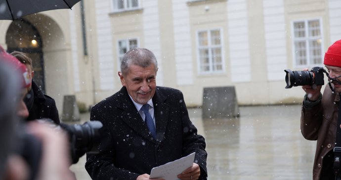 Andrej Babiš po schůzce s prezidentem Petrem Pavlem, kterému předal seznam kandidátů ANO, SPD a Motoristů na ministry (26. 11. 2025.)