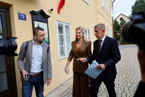 Obrázek: Babiš s Monikou u voleb: „Usmívej se,“ nabádal manželku a šil do Hřiba