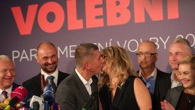 Volby 2017: Andrej Babiš líbal na pódiu během vítězného projevu Moniku Babišovou.