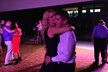 Konečně klid! Andrej Babiš tančí s manželkou Monikou na soukromé party na oslavu úspěchu ve volbách.