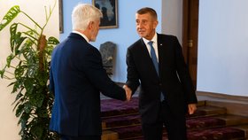 Klíčová ministerstva pro ANO! Zásah z Hradu? Babiš obětoval obranu!
