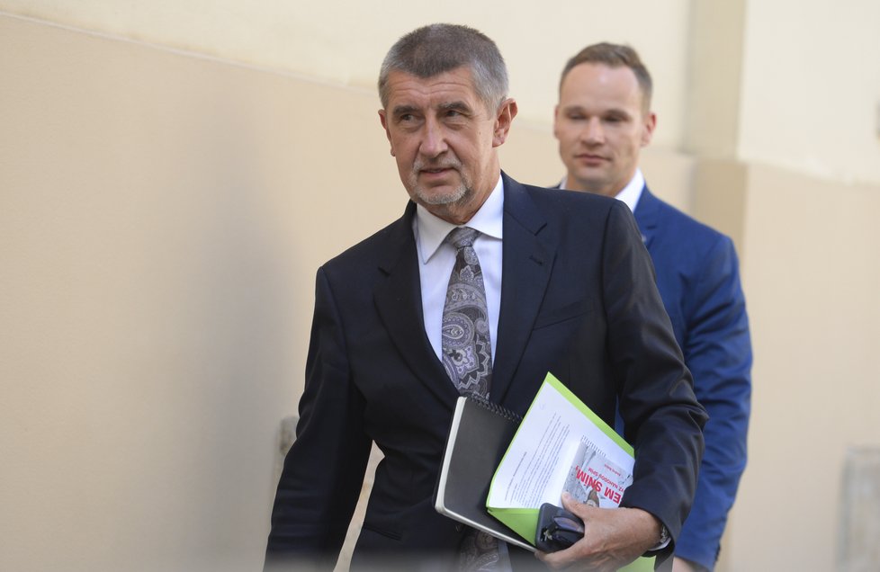 Andrej Babiš při příchodu na jednání předsednictva a výboru ANO (12. 4. 2018)