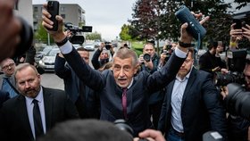 Radost Andreje Babiše při příjezdu do štábu ANO (4.10.2025)