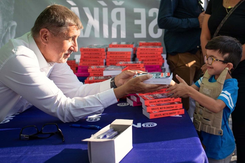 Andrej Babiš ve své kampaní sází na knihu.