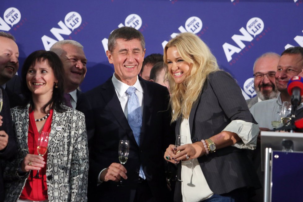 Andrej Babiš s manželkou Monikou na pódiu ve volebním štábu ANO