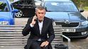 Andrej Babiš telefonuje Andrej Babiš telefonuje