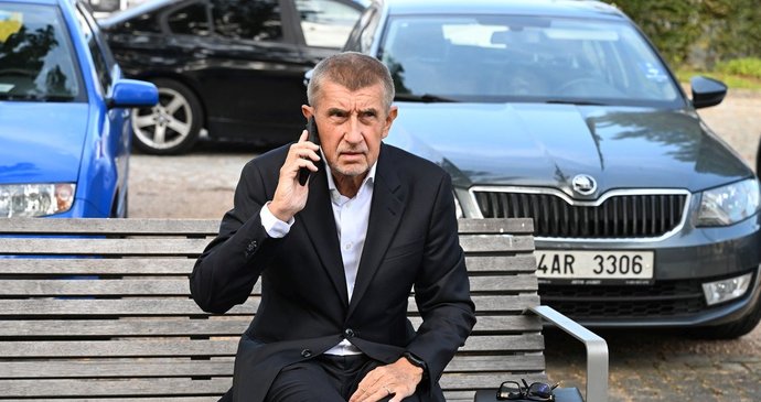 Andrej Babiš telefonuje.