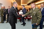 Andrej Babiš (ANO) se na Hradě zúčastnil bezpečnostní konference. Premiér se zdraví s Vladanem Holcnerem z Univerzity obrany (1. 11. 2018).