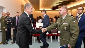 Andrej Babiš (ANO) se na Hradě zúčastnil bezpečnostní konference. Premiér se zdraví s Vladanem Holcnerem z Univerzity obrany (1. 11. 2018).