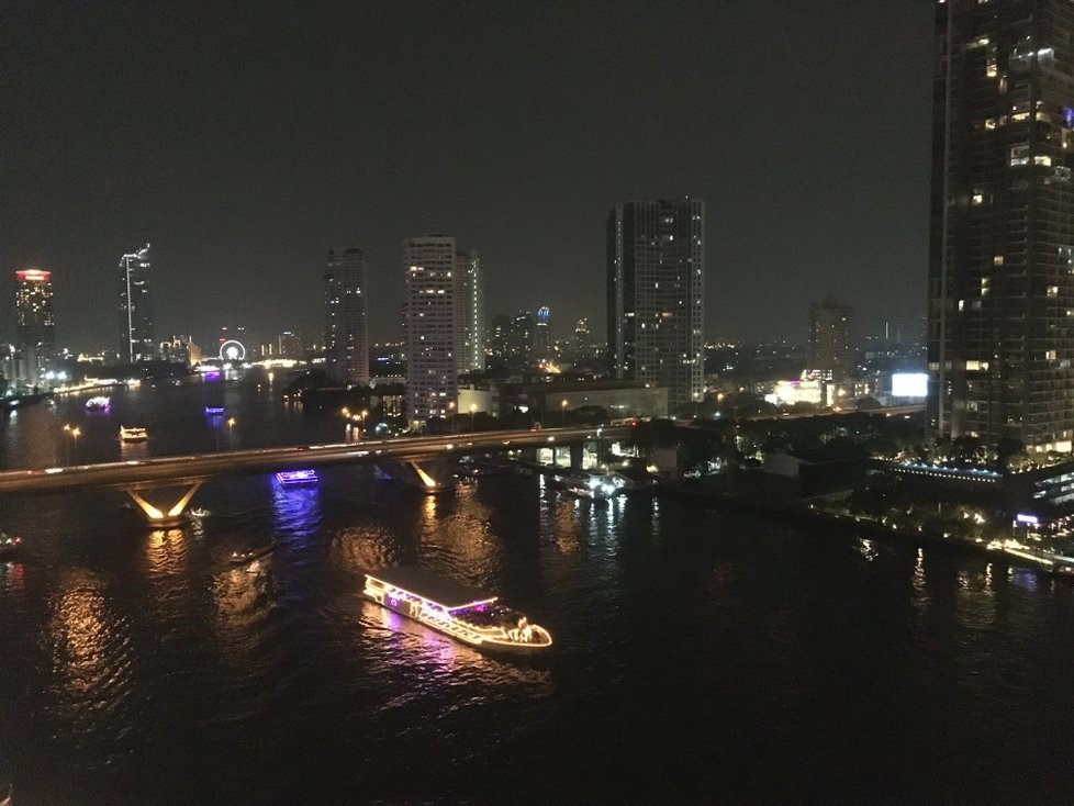 Pohled na noční Bangkok z pětihvězdičkového hotelu Shangri - La, kde se ubytovala česká výprava