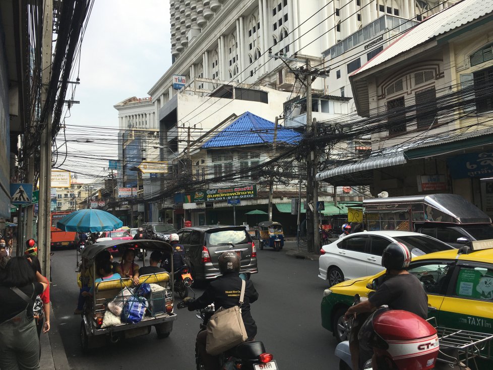 Denní Bangkok: Dopravní chaos a obnažené elektrické rozvody