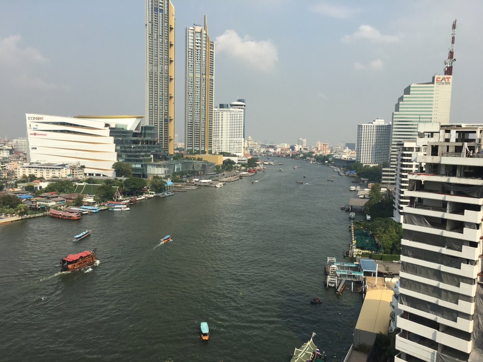 Pohled na denní Bangkok z pětihvězdičkového hotelu Shangri - La, kde se ubytovala česká výprava