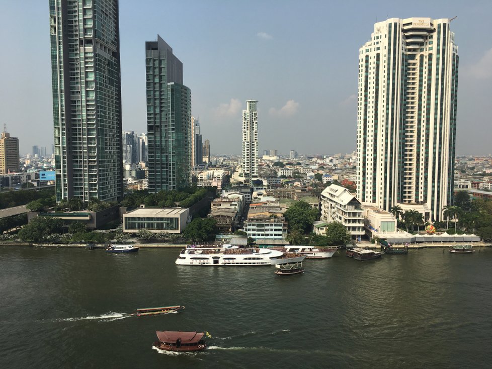 Pohled na denní Bangkok z pětihvězdičkového hotelu Shangri - La, kde se ubytovala česká výprava