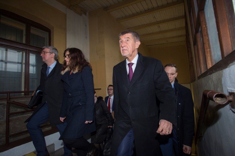 Premiér Andrej Babiš na nádraží v Benešově, kam přijel 25. února 2020 ráno na úvod návštěvy. Středočeského kraje. Zleva jsou ministr průmyslu a obchodu a ministr dopravy Karel Havlíček a hejtmanka Jaroslava Pokorná Jermanová.