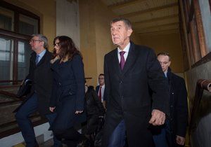 Premiér Andrej Babiš na nádraží v Benešově, kam přijel 25. února 2020 ráno na úvod návštěvy Středočeského kraje. Zleva jsou ministr průmyslu a obchodu a ministr dopravy Karel Havlíček a hejtmanka Jaroslava Pokorná Jermanová.