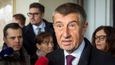 Premiér Andrej Babiš hovoří s novináři na nádraží v Benešově, kam přijel 25. února 2020 ráno na úvod návštěvy Středočeského kraje.