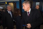 Premiér Andrej Babiš na nádraží v Benešově, kam přijel 25. února 2020 ráno na úvod návštěvy Středočeského kraje. Zleva jsou ministr průmyslu a obchodu a ministr dopravy Karel Havlíček a hejtmanka Jaroslava Pokorná Jermanová.